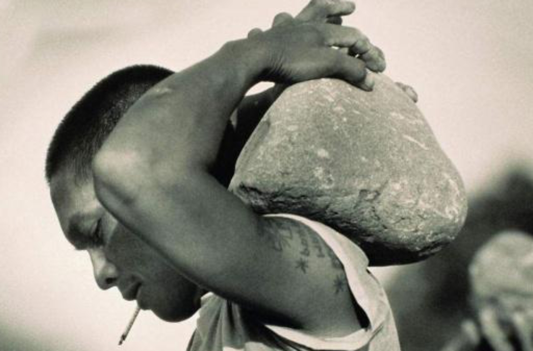 生活# 男人肩负家庭与事业,压力如山.奔波忙碌,无人懂其苦