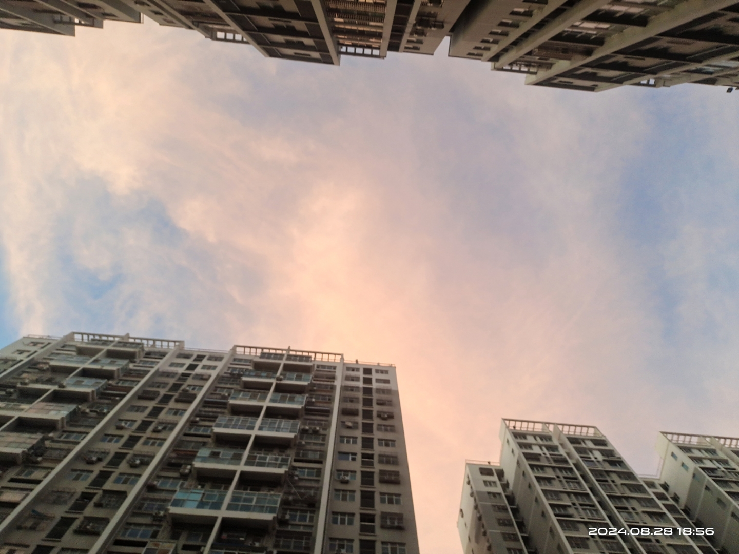 傍晚时分,天际绽放出绚烂的华彩,一抹云霞如火般炽热,美得令人心醉