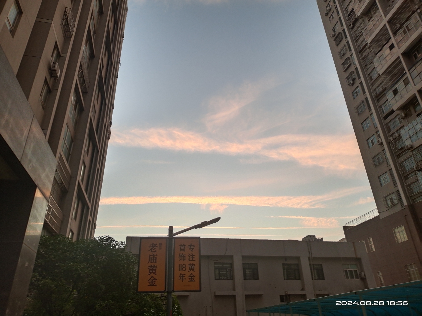 傍晚时分,天际绽放出绚烂的华彩,一抹云霞如火般炽热,美得令人心醉