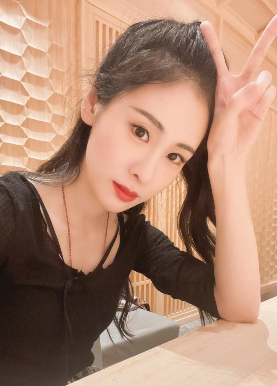 1,杨颖确实是很年轻,完全看不出年龄感,很嫩.