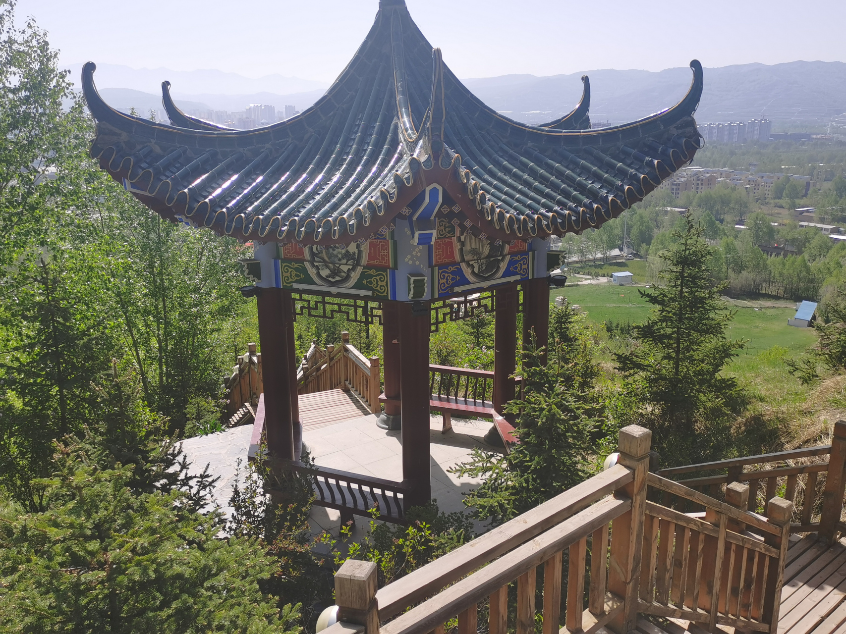 青海省互助县具有土族特色的楼亭建筑,简约古朴大气,反映出土族向阳