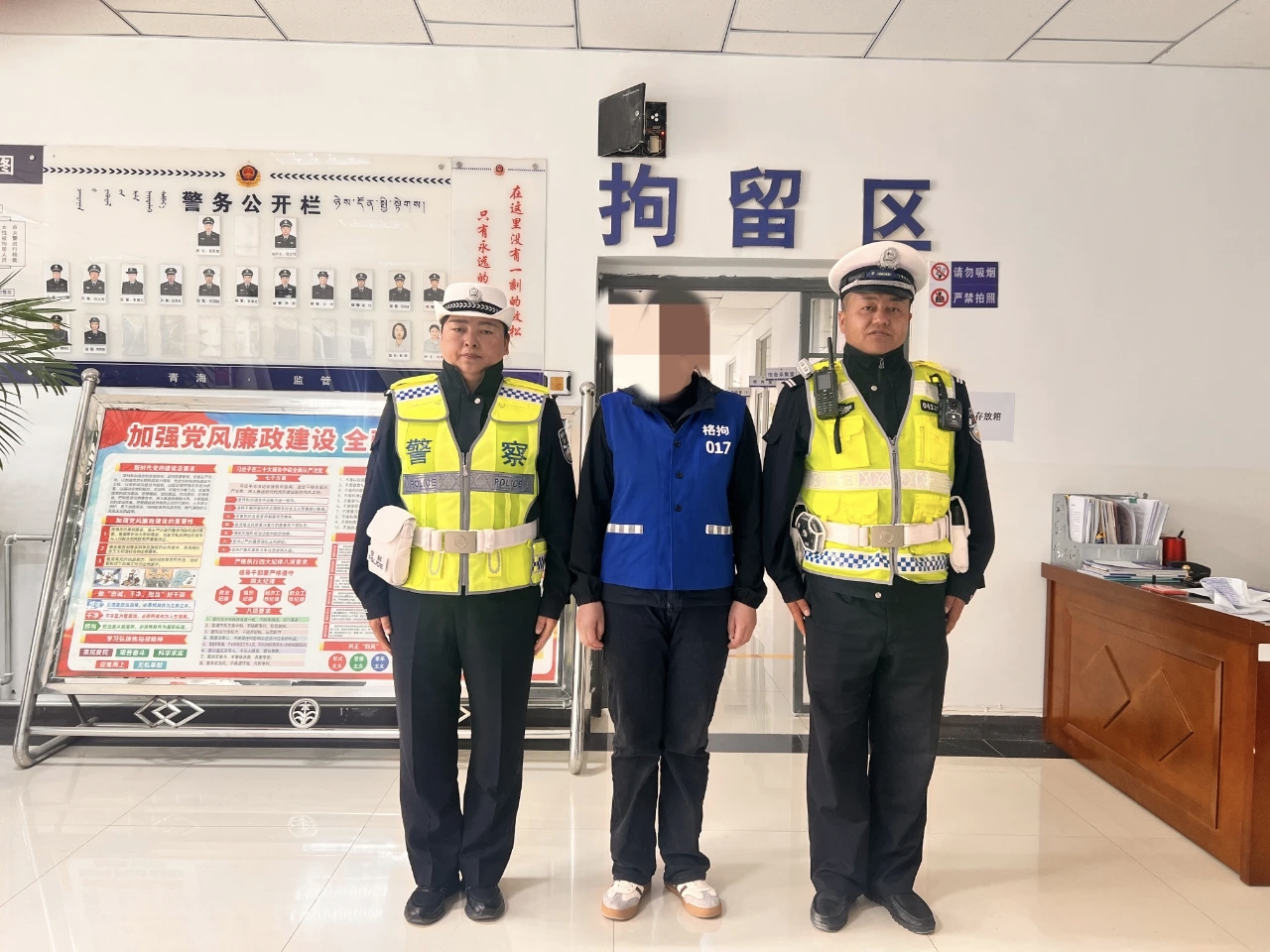 2025年5月,永某驾驶白色轿车被交警拦下,面对检查,她神色慌张,拿