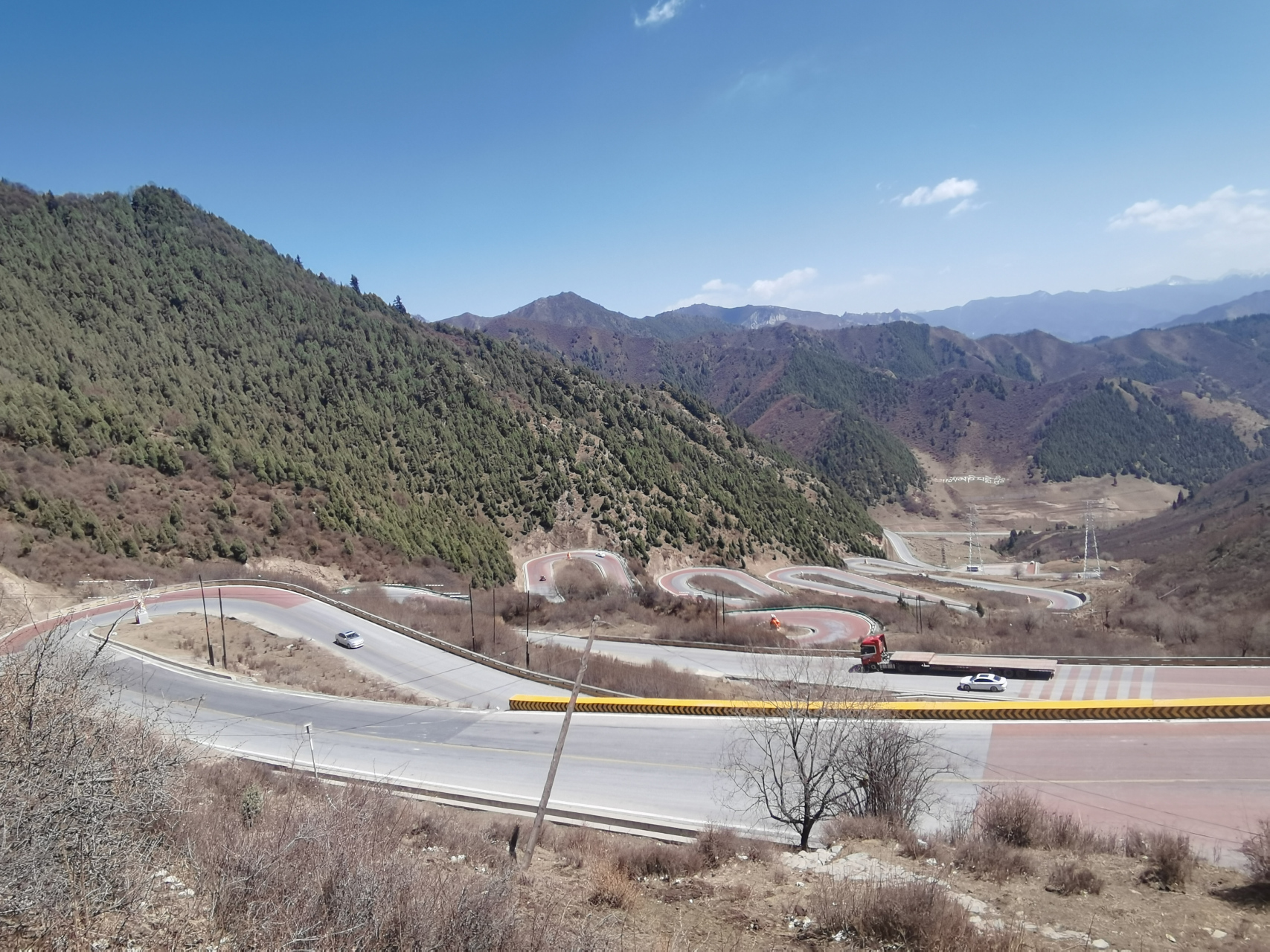 从互助县沿威北公路驾车北行,穿过海拔3218米的柏木峡口,登顶黄垭壑