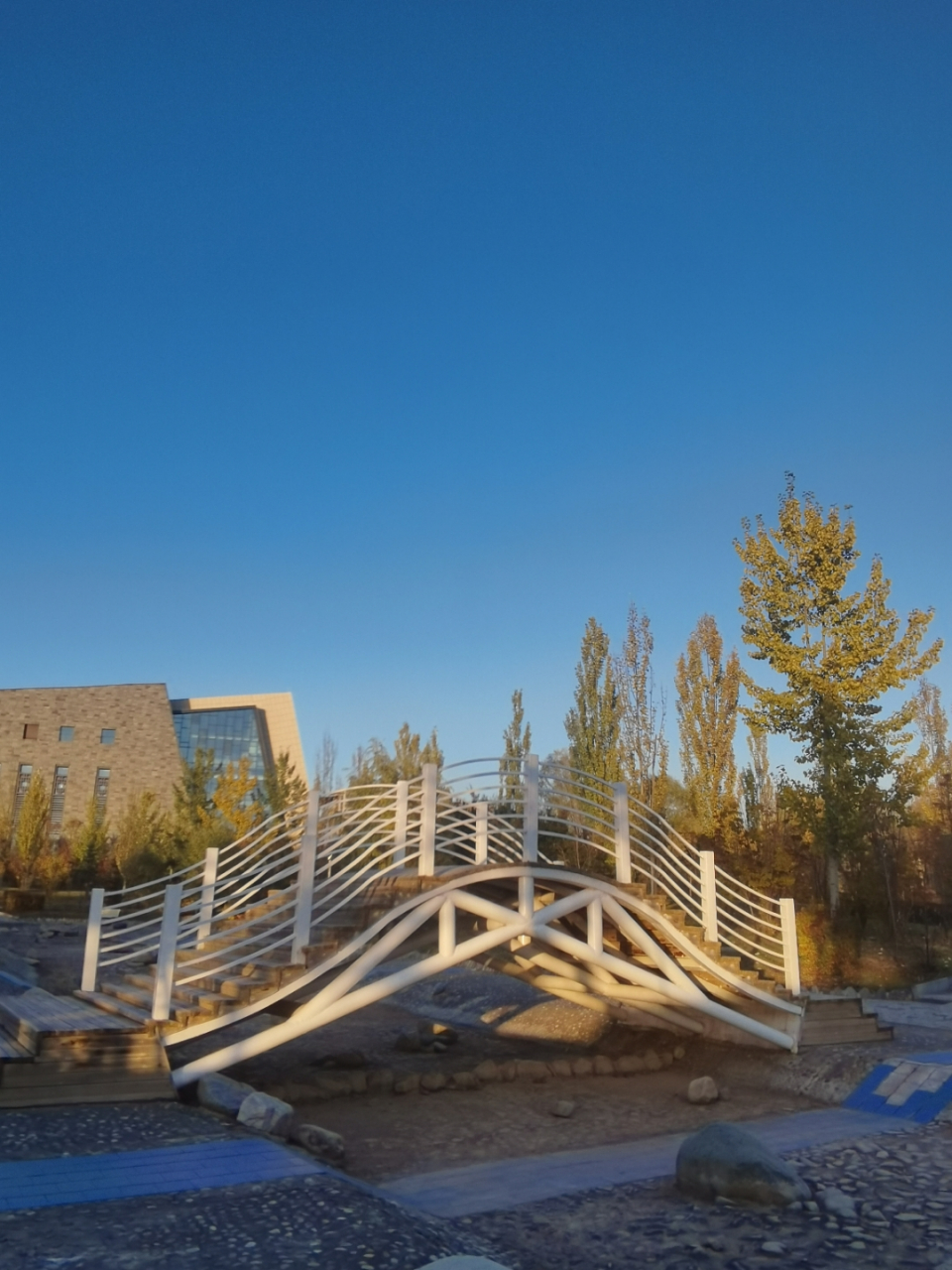 山河忽晚,岁已深秋,拾起一片落叶,挥手告别即将逝去的秋