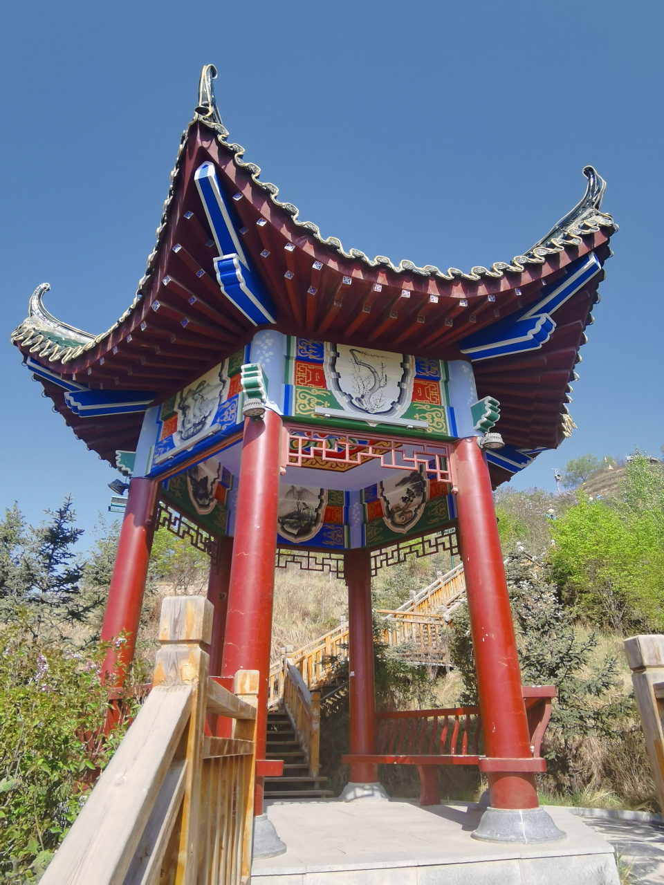 青海省互助县具有土族特色的楼亭建筑,简约古朴大气,反映出土族向阳