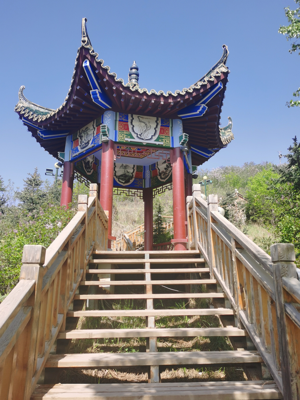 青海省互助县具有土族特色的楼亭建筑,简约古朴大气,反映出土族向阳