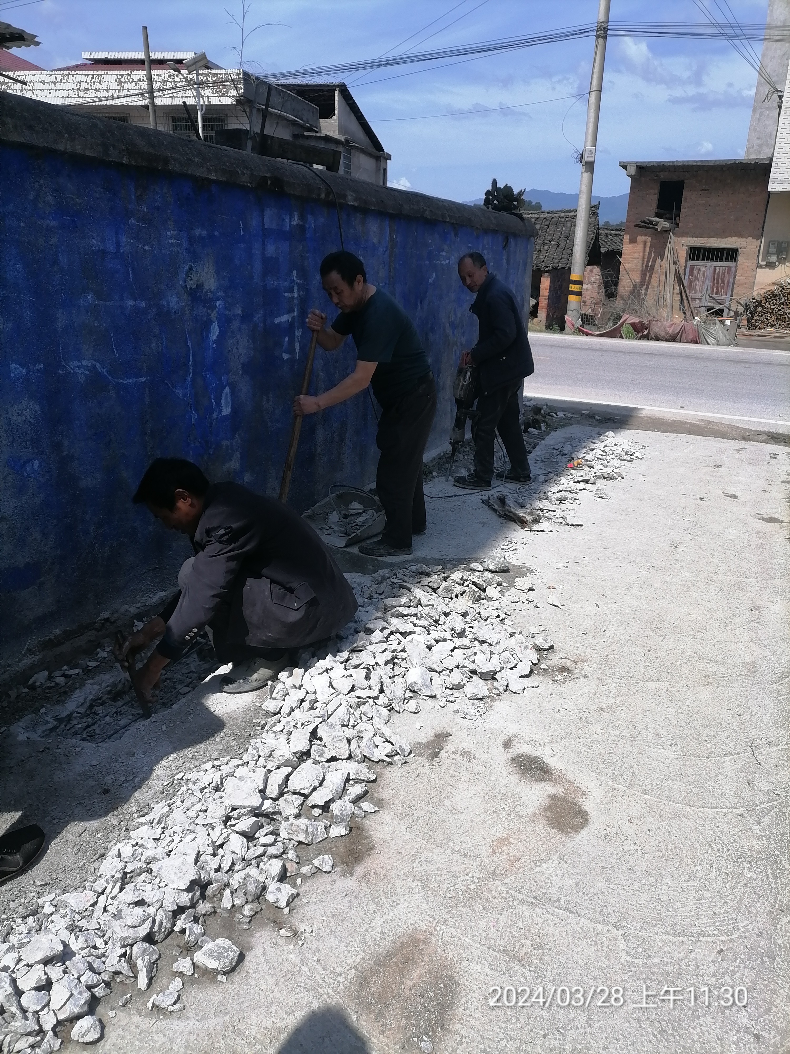 村霸强行拆除道路,这里一直有条流水沟的,我们把流水沟做成了暗沟,下