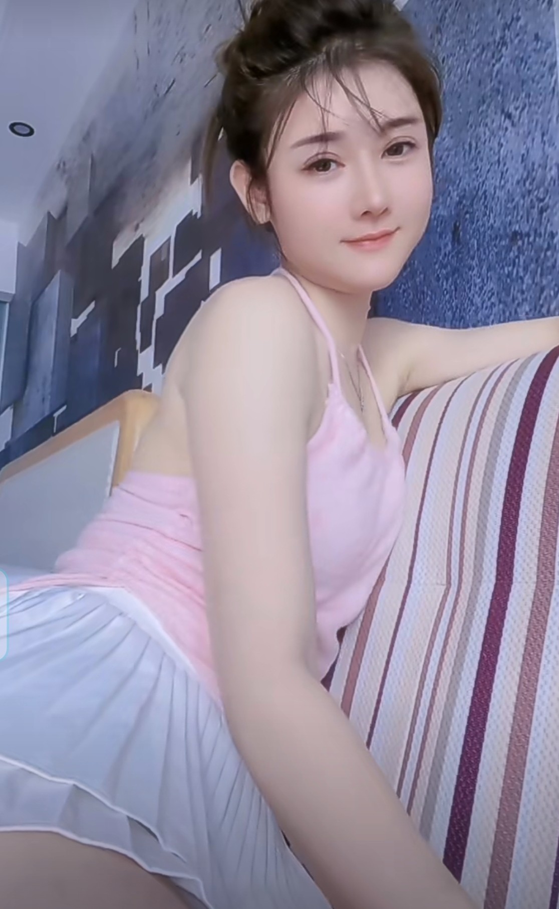 标准的杏核眼是吧!眉目传情!