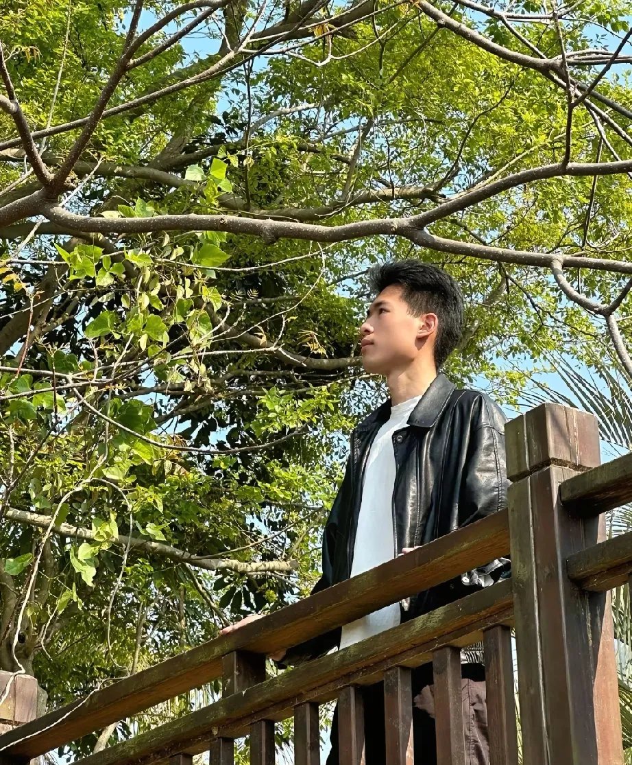 谢浩男战友海军又发照片了,每一张看起来都十分帅气阳光