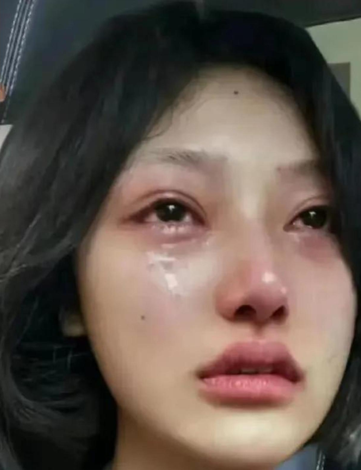 "嫂子没有说话,嫂子咬了咬嘴唇,强忍着泪水说道:"不必了,从今