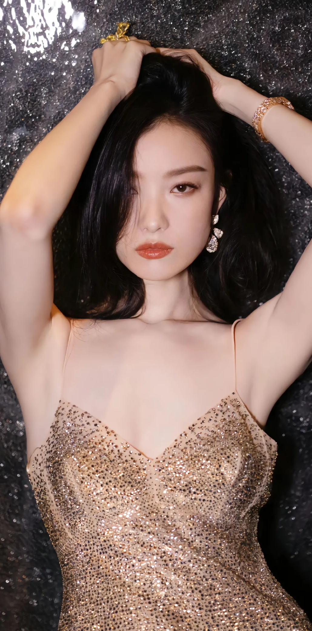 ",只见倪妮丹唇轻启:"馋呗,反正他们也得不到我.