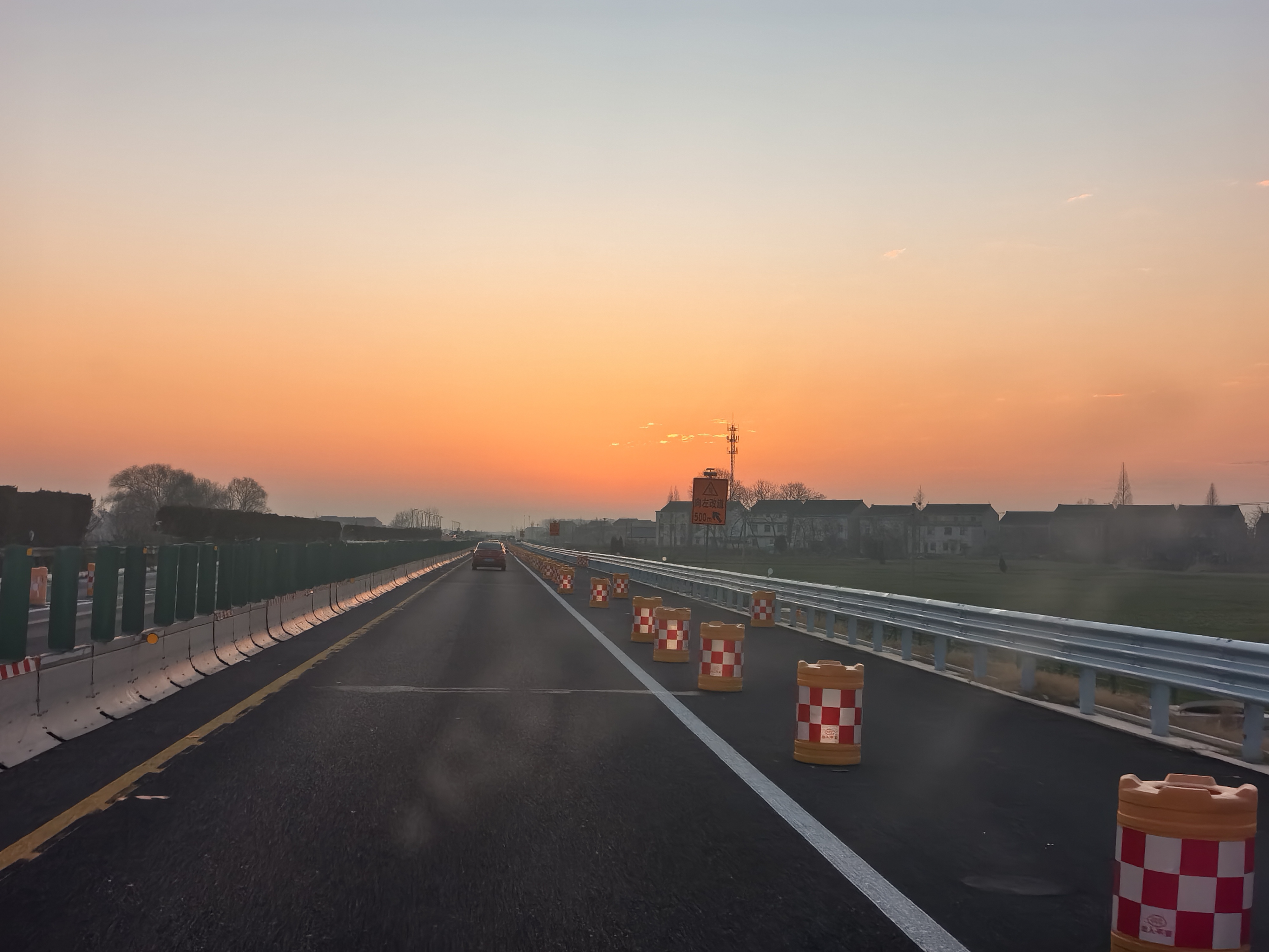 太阳照着道路的图片图片