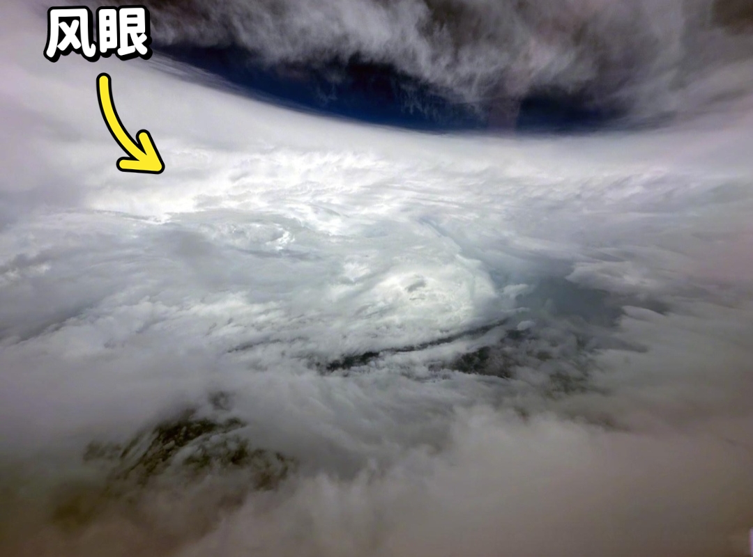 香港特区政府飞行服务队一架定翼机拍到的超强台风"苏拉"风眼图片