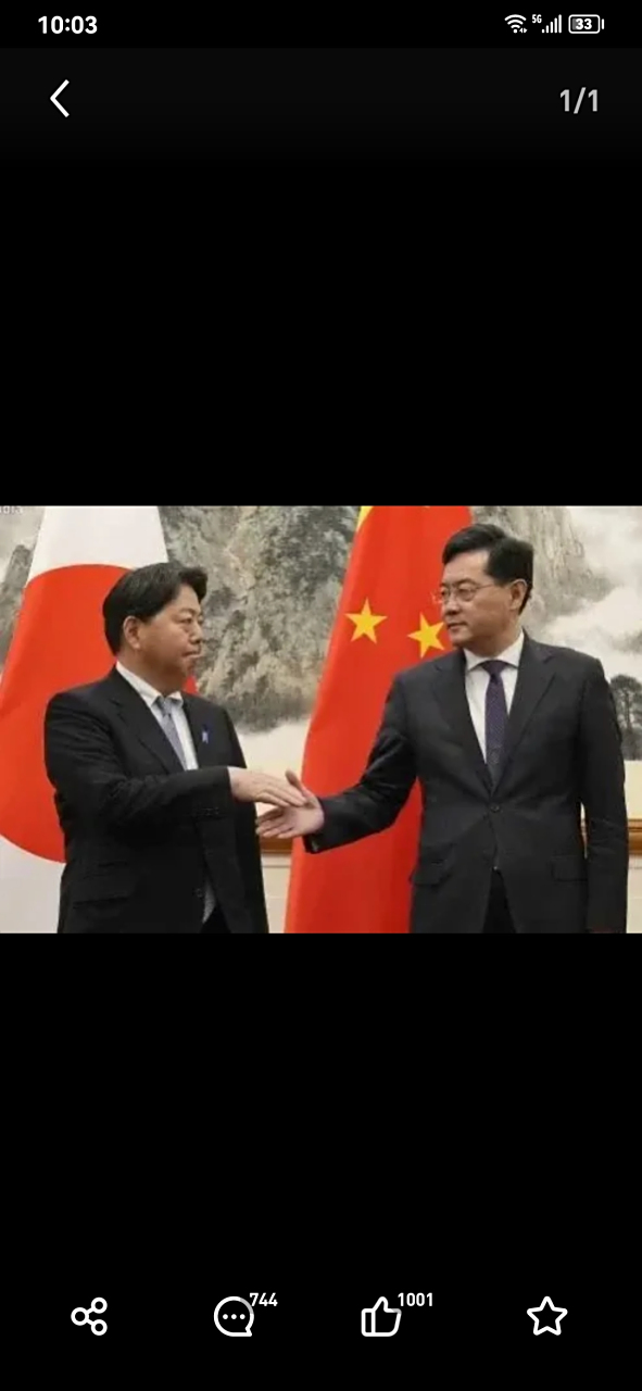 从中日外长握手的细节,你看出什么了?请发表你的看法.