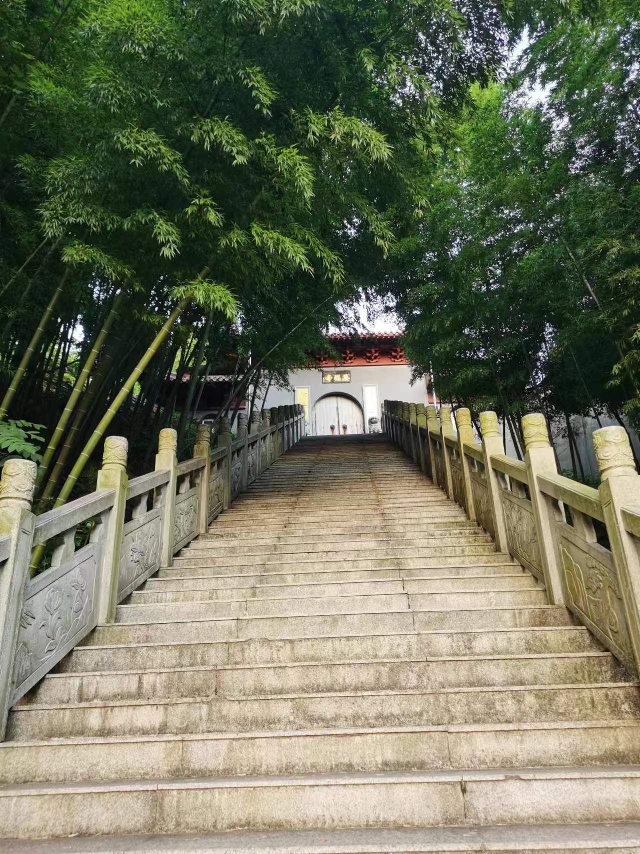 双峰尖集福寺       集福寺,位于江西省九江市彭泽县东南的双峰尖山上