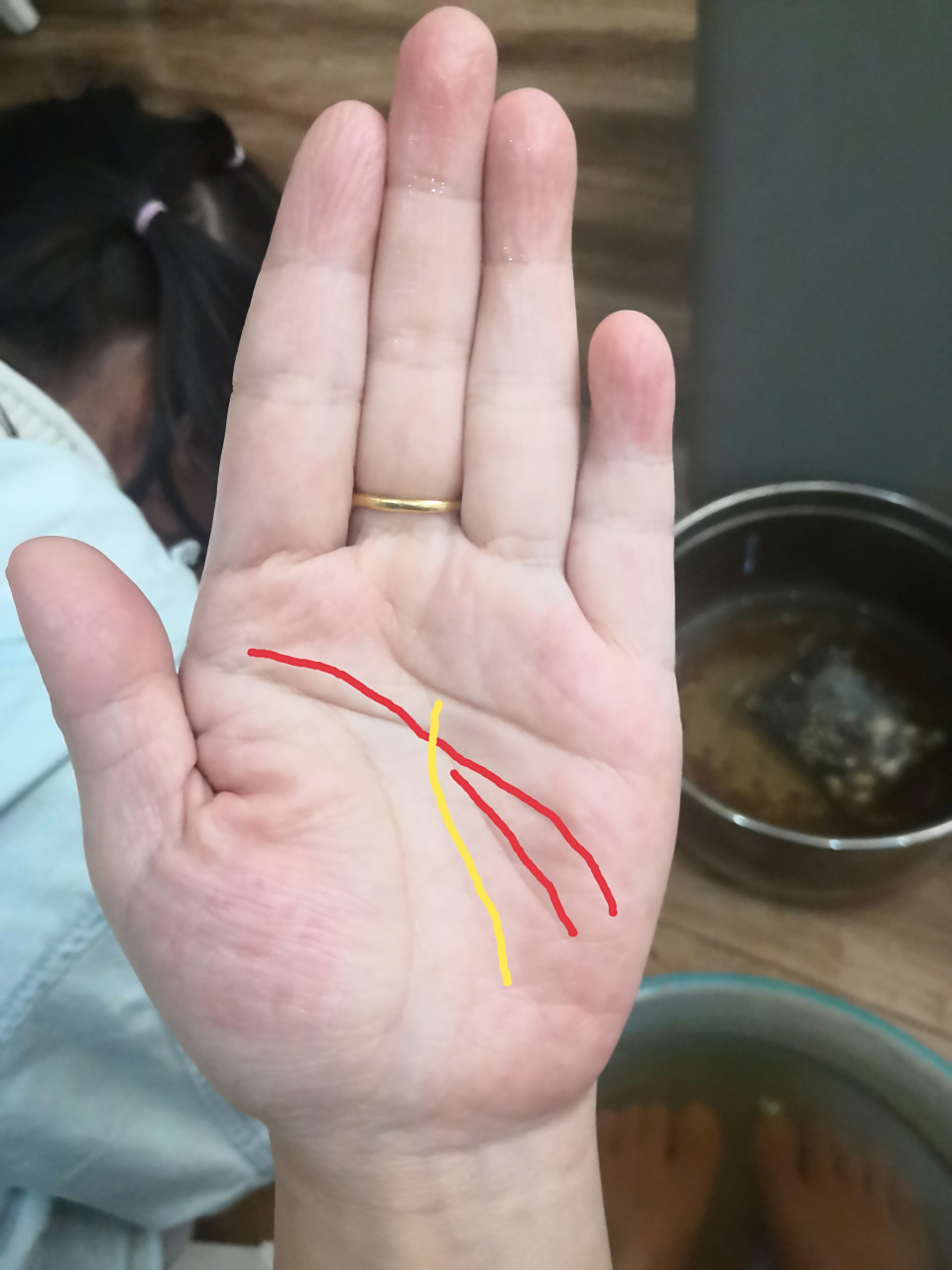 这位女士智慧线中间分打叉个性积极,充满活力,非常聪明,随机应变能力