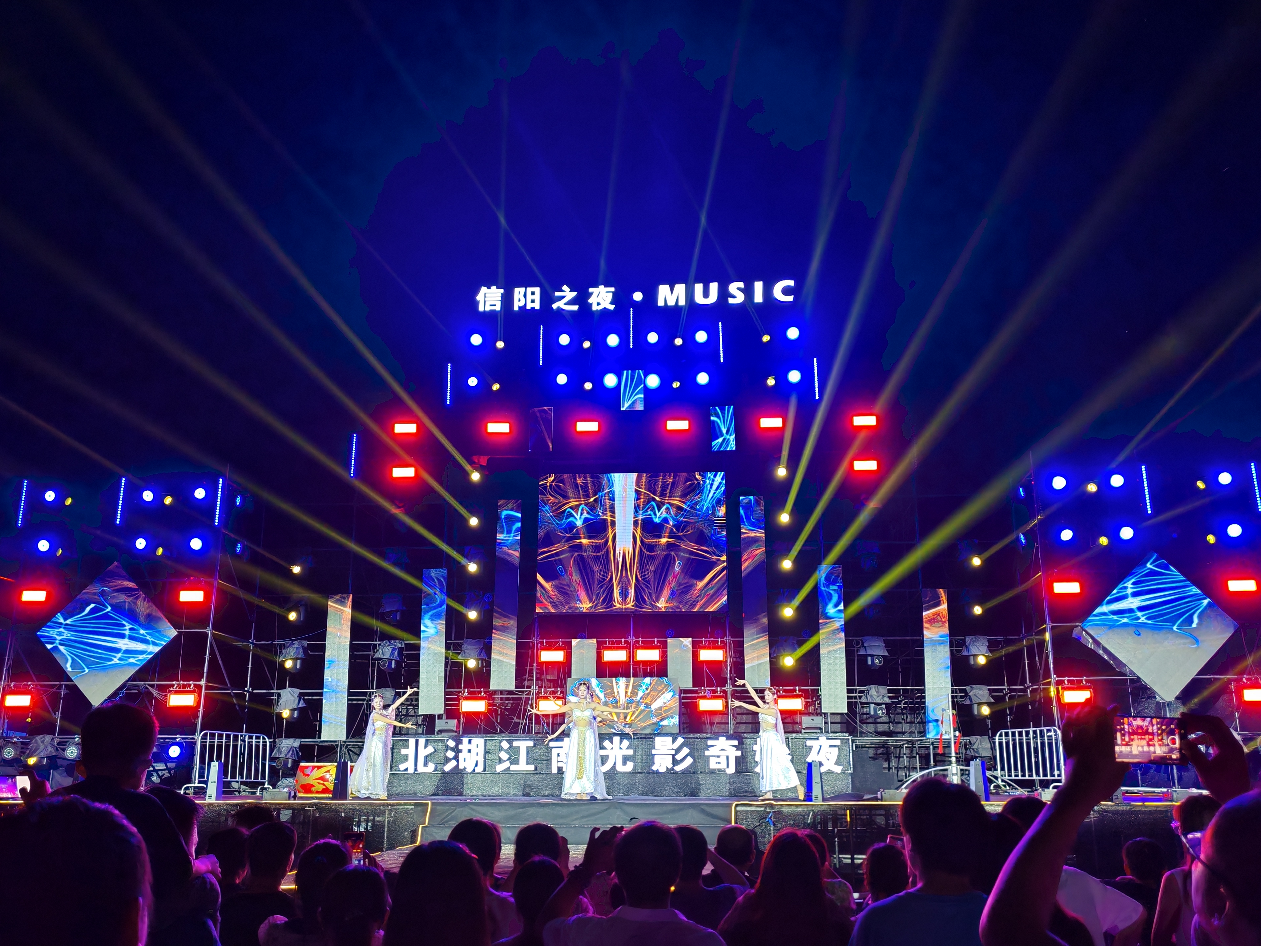 夜幕灯光轮滑表演，城市街头的青春舞台的简单介绍