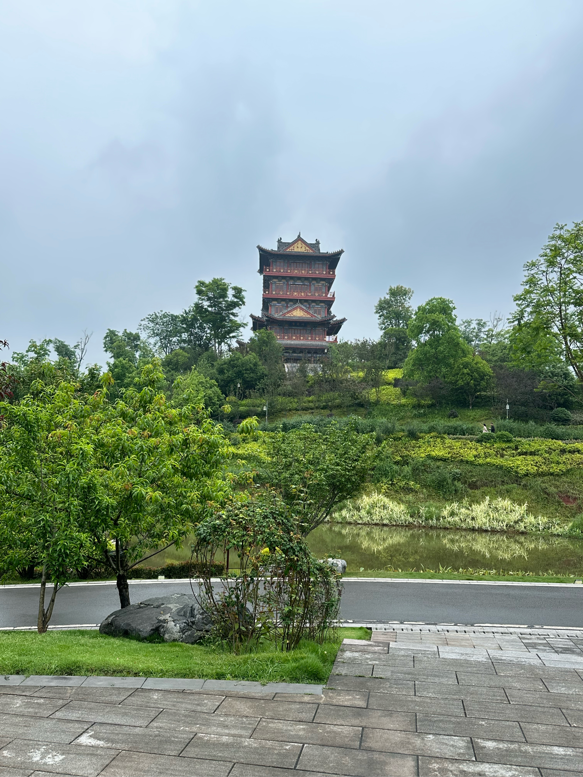 尽管眼下已经进入了初夏时节,但大足香国公园里,绿意葱笼,鲜花盛开