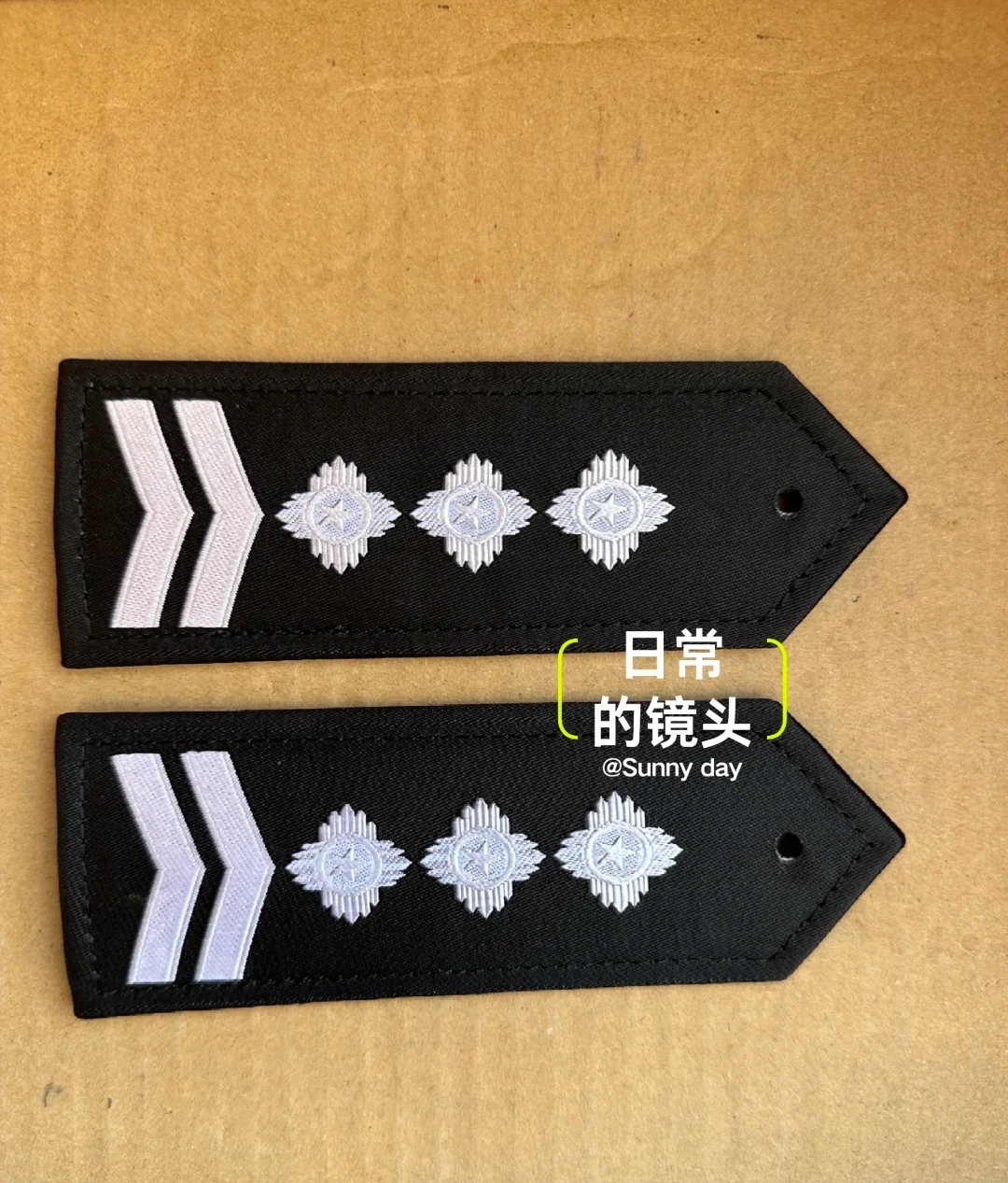 可以看出,辅警肩章警衔带星,整体和正式民警没有差别,而且也配发了
