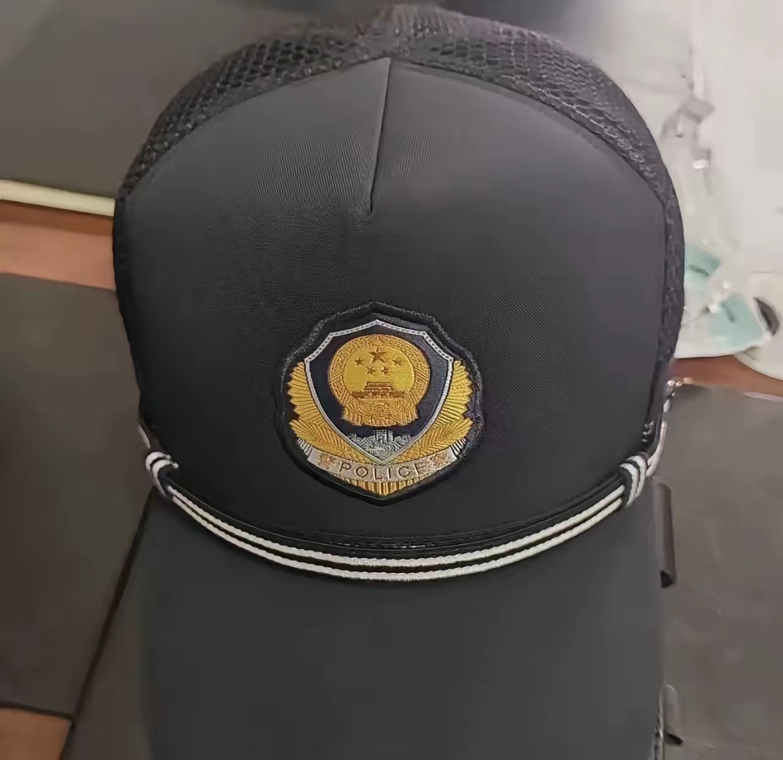 新式警帽太帅了,顶部采用了蜂窝透气式设计,帽徽全面与国际接轨,采用
