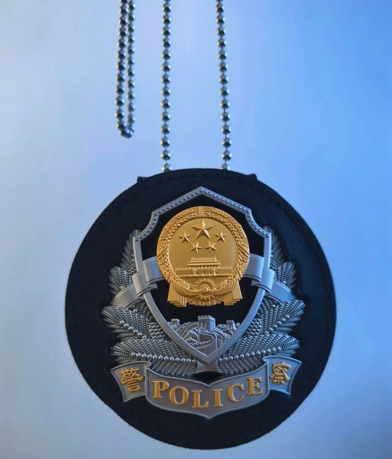 网友晒配发的新式警徽,警徽国徽样式采用了国际通用的金色,非常大气