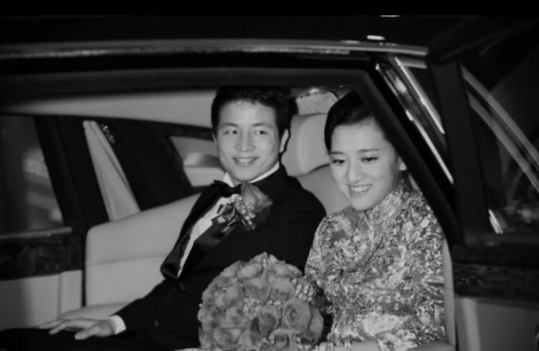 从穿搭来看,邱咏贤那时候跟许清池办婚礼,身上真没戴多少首饰