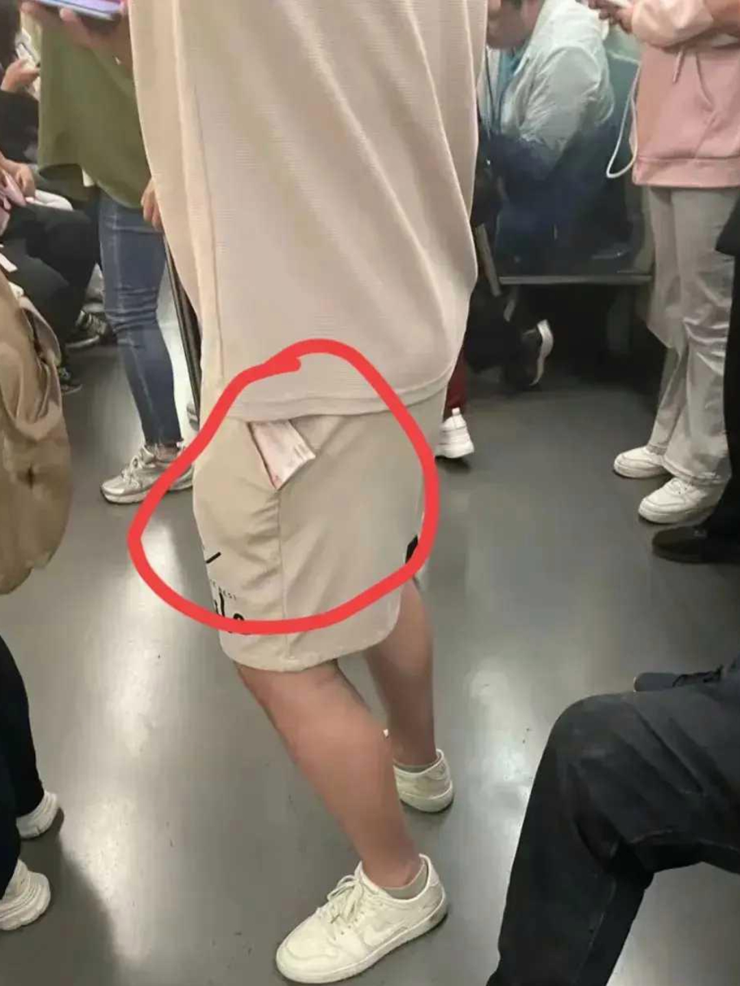 家人们,你看清楚是什么地铁爆满往里面挤一挤图片搞笑