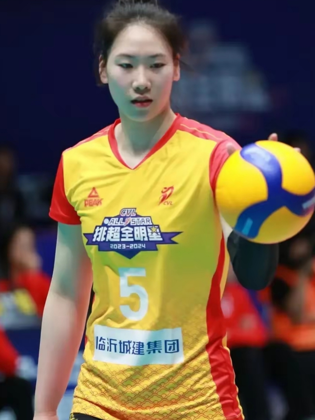 向各位球迷朋友隆重介绍一位中国女排的强力接应新秀,她
