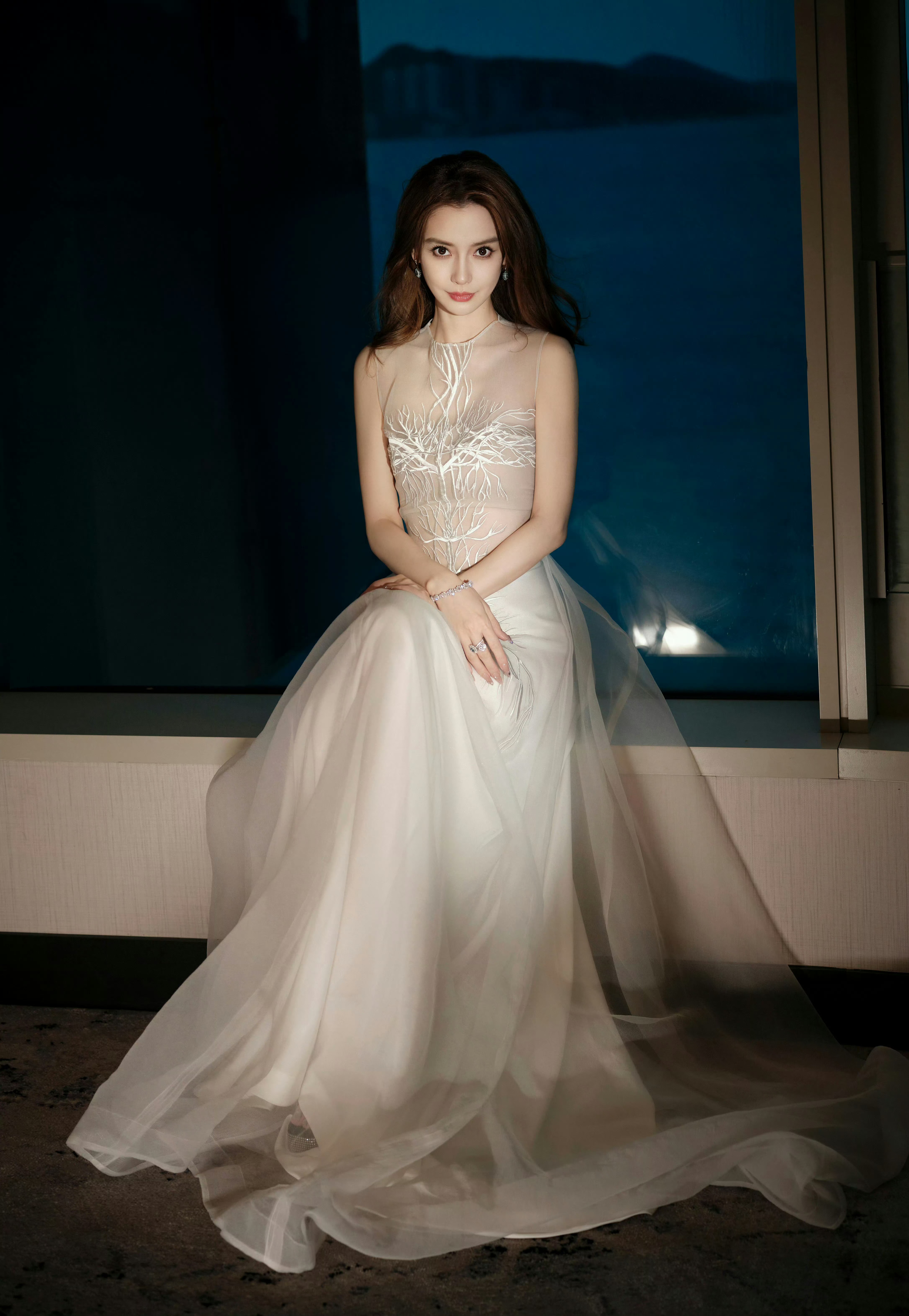 既似根系生长又若凤凰羽翼,搭配棕angelababy红毯礼服杨颖蕾丝三角裤