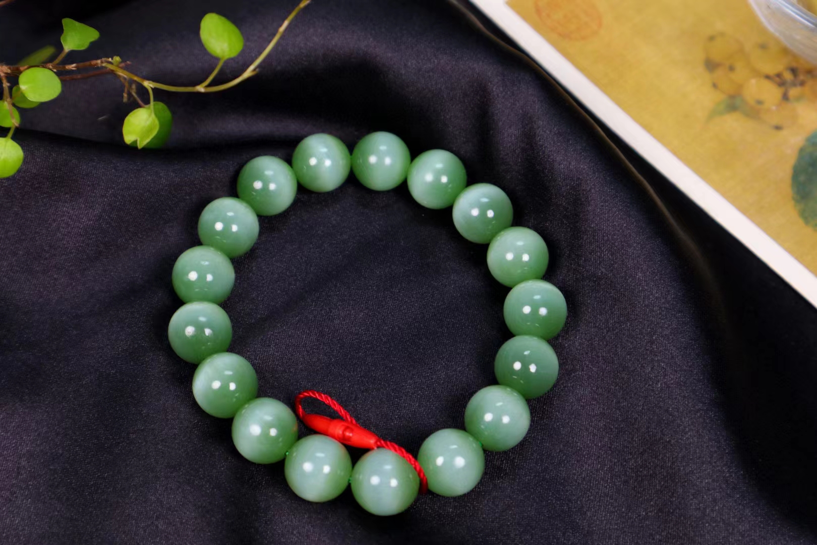 岁月清浅61手串〕  和田玉碧玉粉绿猫眼料手串,玉质冰透十足,碧色