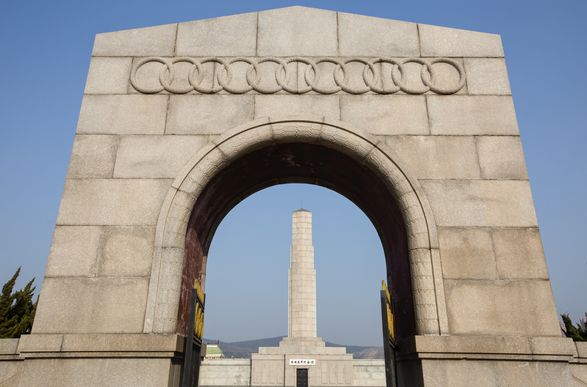 旅顺#  《百年旅顺》-苏军烈士陵园 (二)陵园正门       陵园正门