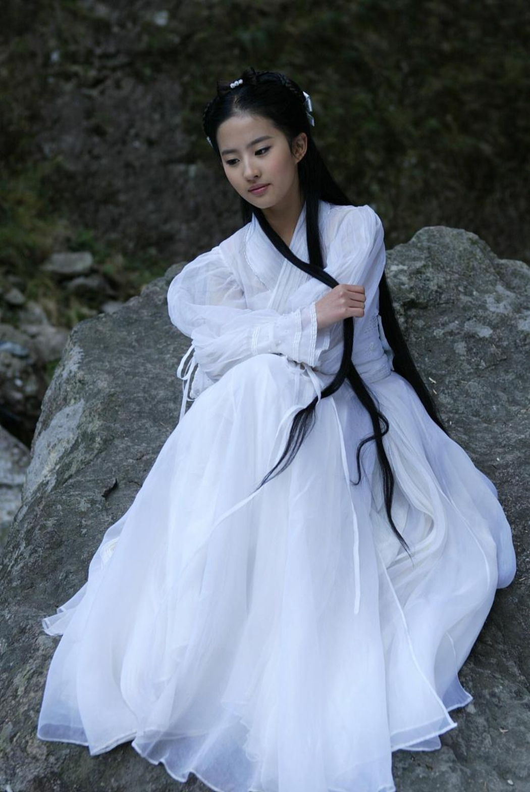 今天偶然重温了一下金庸武侠小说《天龙八部》,再次被神仙姐姐王语嫣