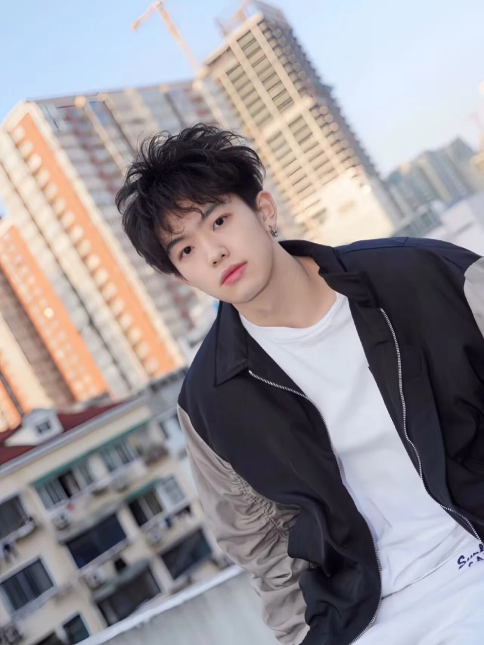 俗话说:七岁八岁讨狗嫌,可你听说过00后的大帅哥被狗嫌弃的吗?