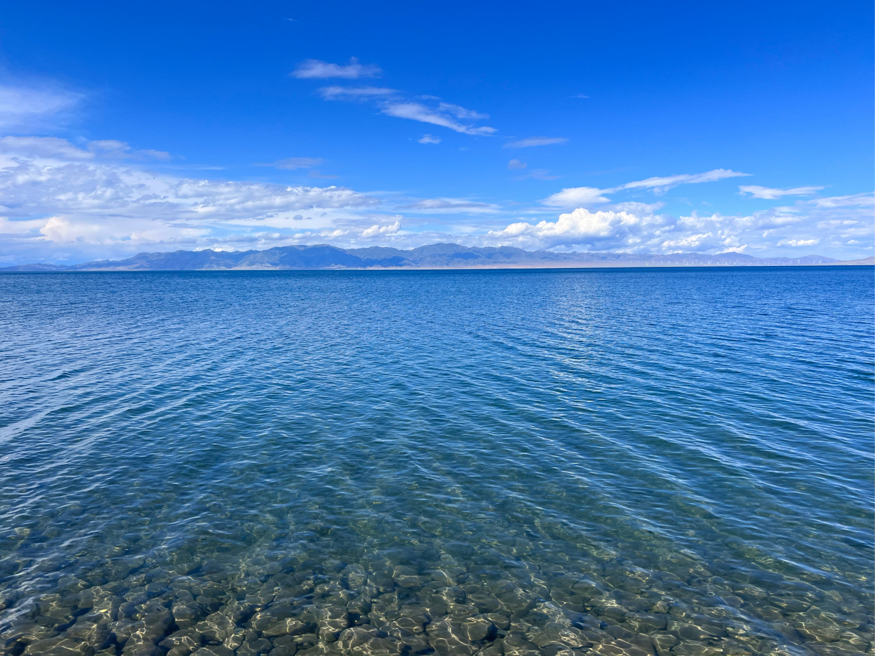 近看湖水清澈见底,波光粼粼. 远观则是水天一色共蔚蓝.