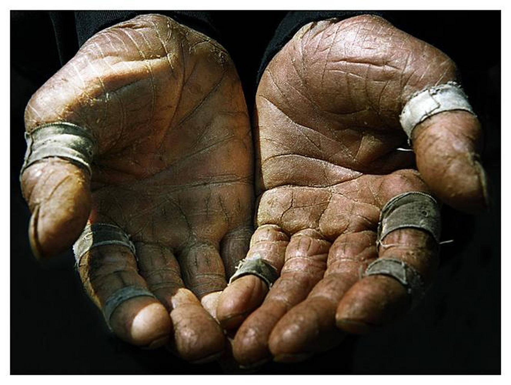 感谢那双苍老的手#母爱#         妈妈的手不像阔太太的手那样白净