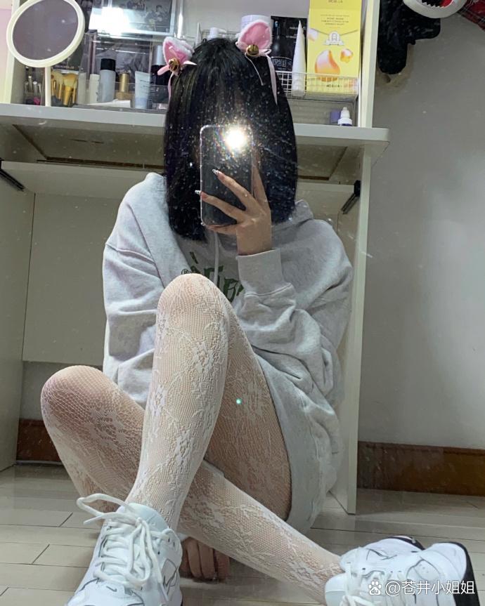 今日份的ootd,蕾丝网袜小白鞋,满满的青春活力!