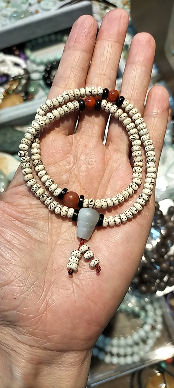 这是我自己穿的小星月菩提108手串,三通是和田玉的,顶珠和腰珠是天然