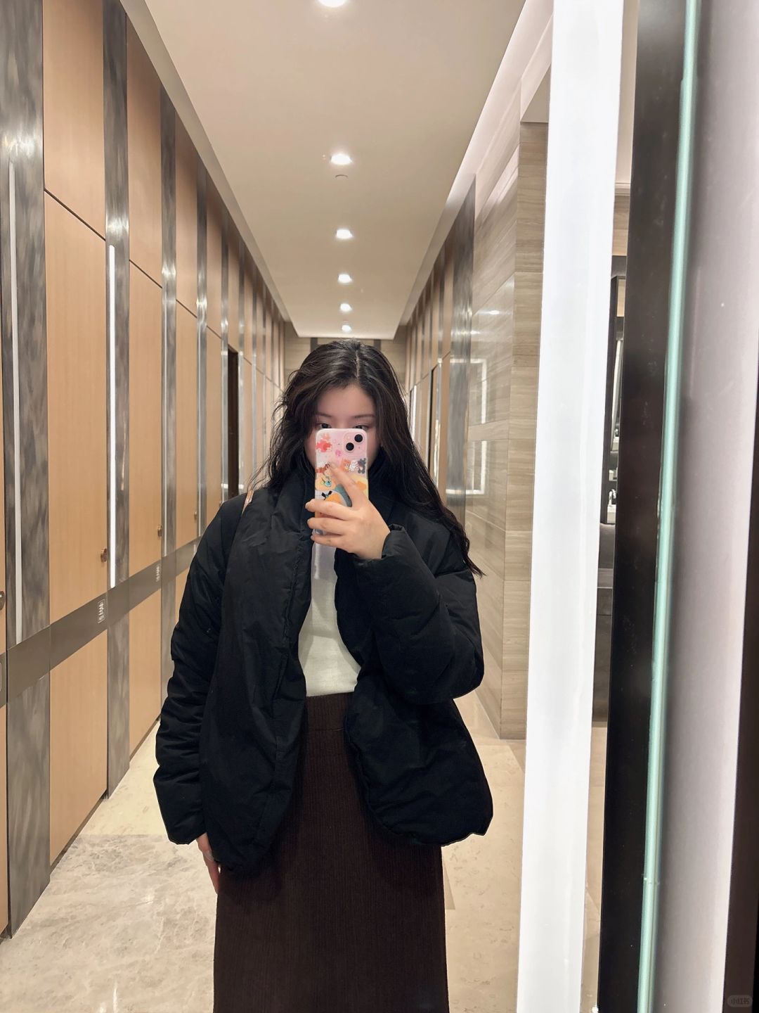 忍不住在走廊自拍一张,分享给你们,冷冷的冬天里也要美美的哦!