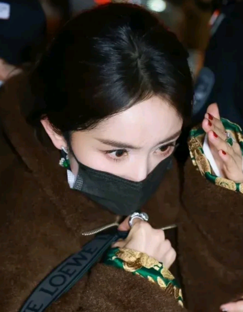 杨幂戴口罩的眼神真美~  杨幂的这张照片,梳着简单头发,戴着一款黑色