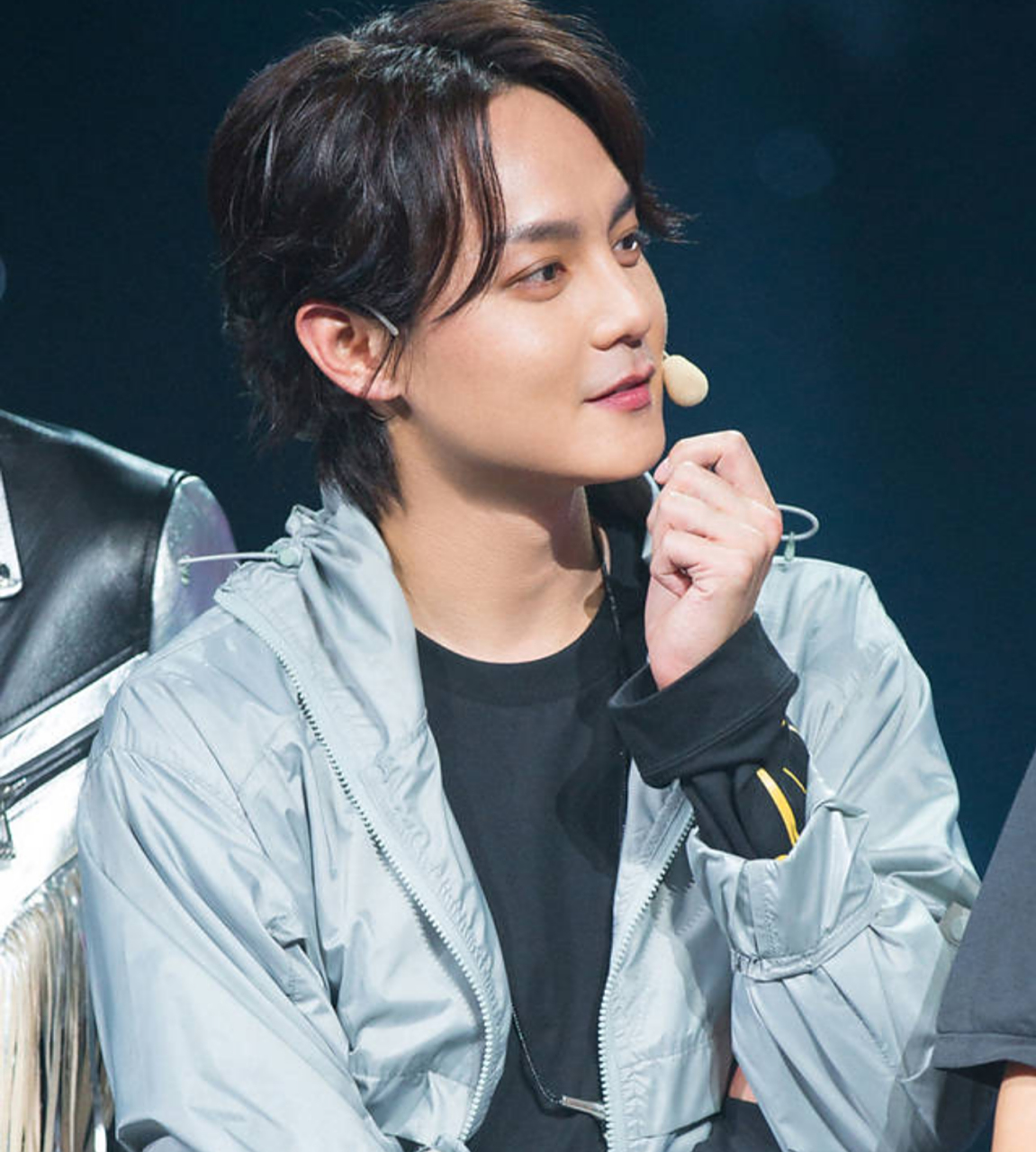 尹正穿了一件白色t恤,最显眼的就是这头中分发型啦,长发飘飘呐,芥真