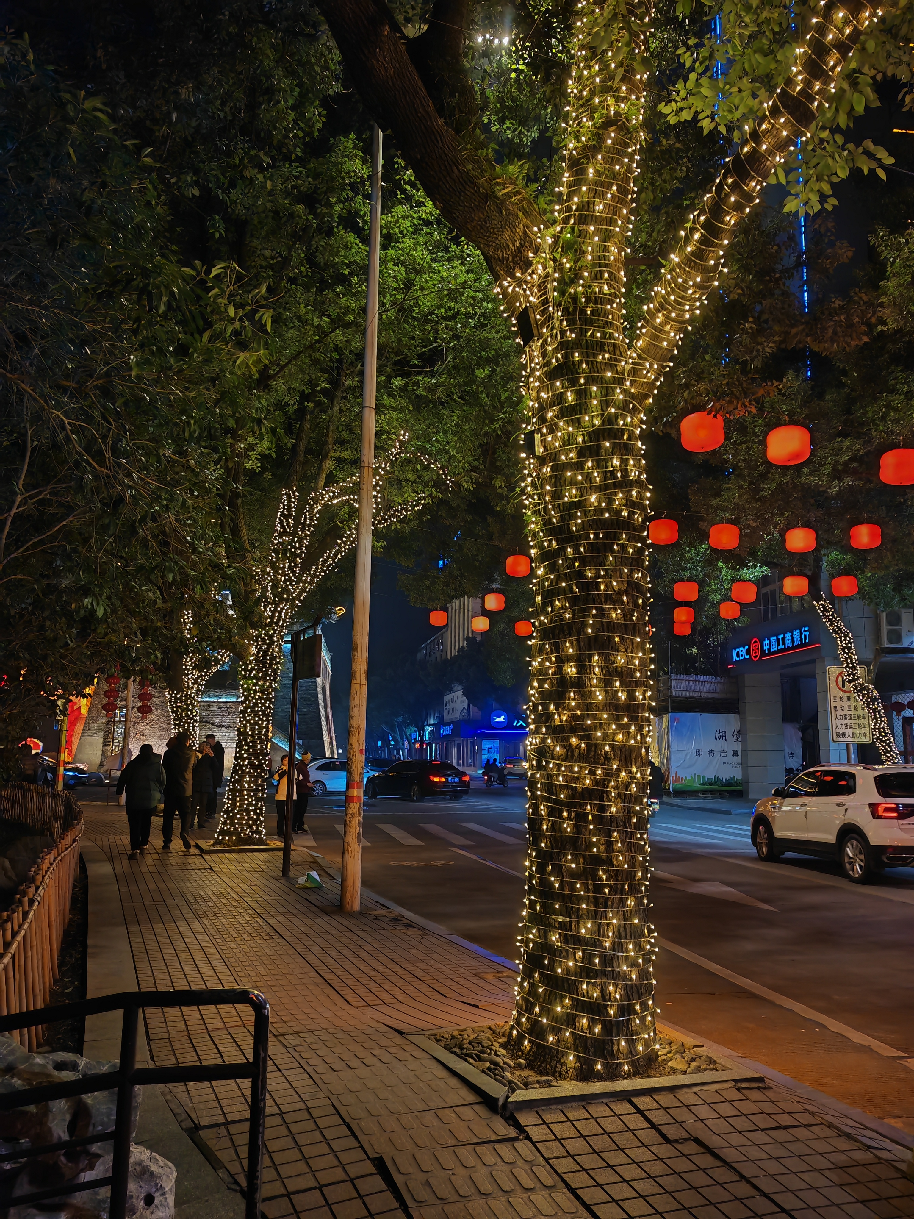 高灯结彩,灯红酒绿.美不胜收