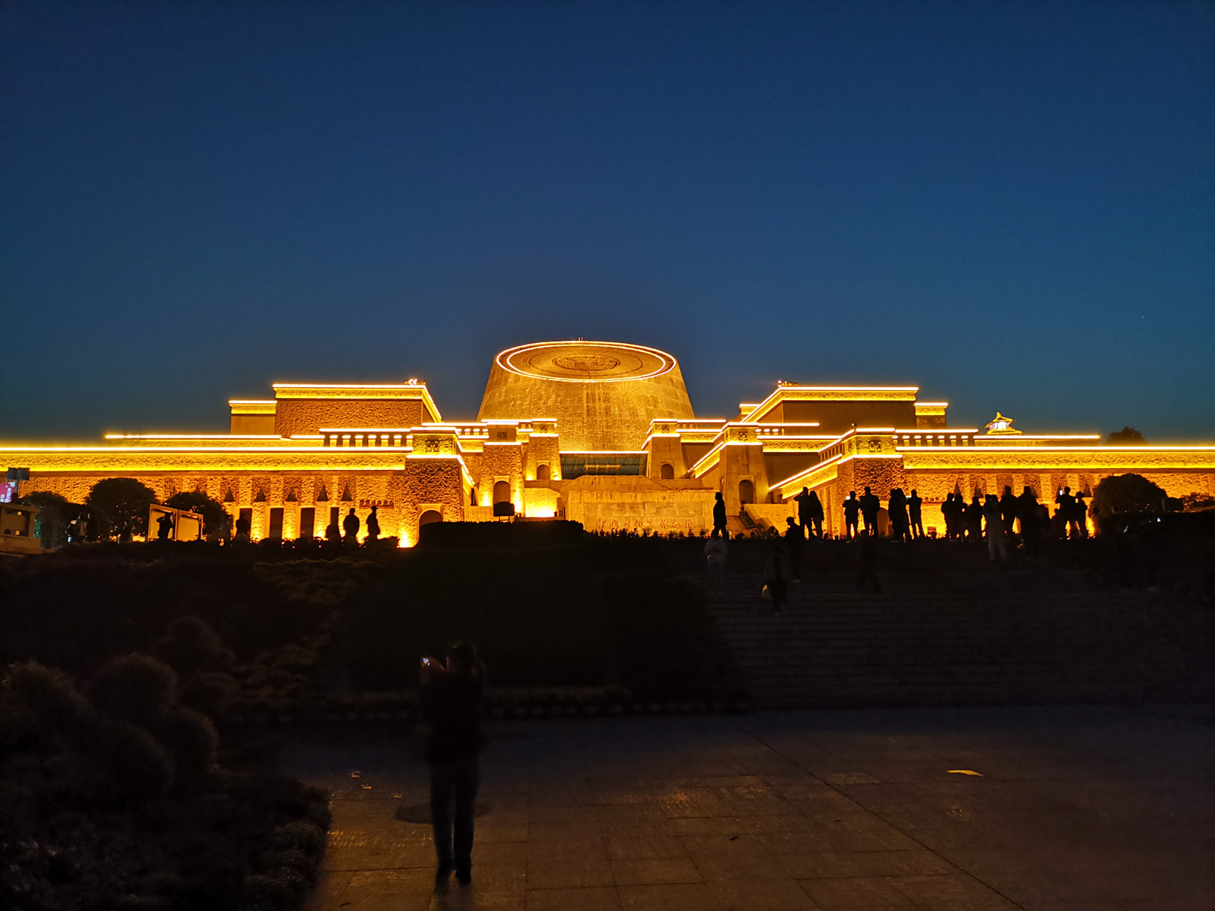 宝鸡青铜器博物馆夜景,灯火辉煌,彰显着青铜器文化的独特魅力.