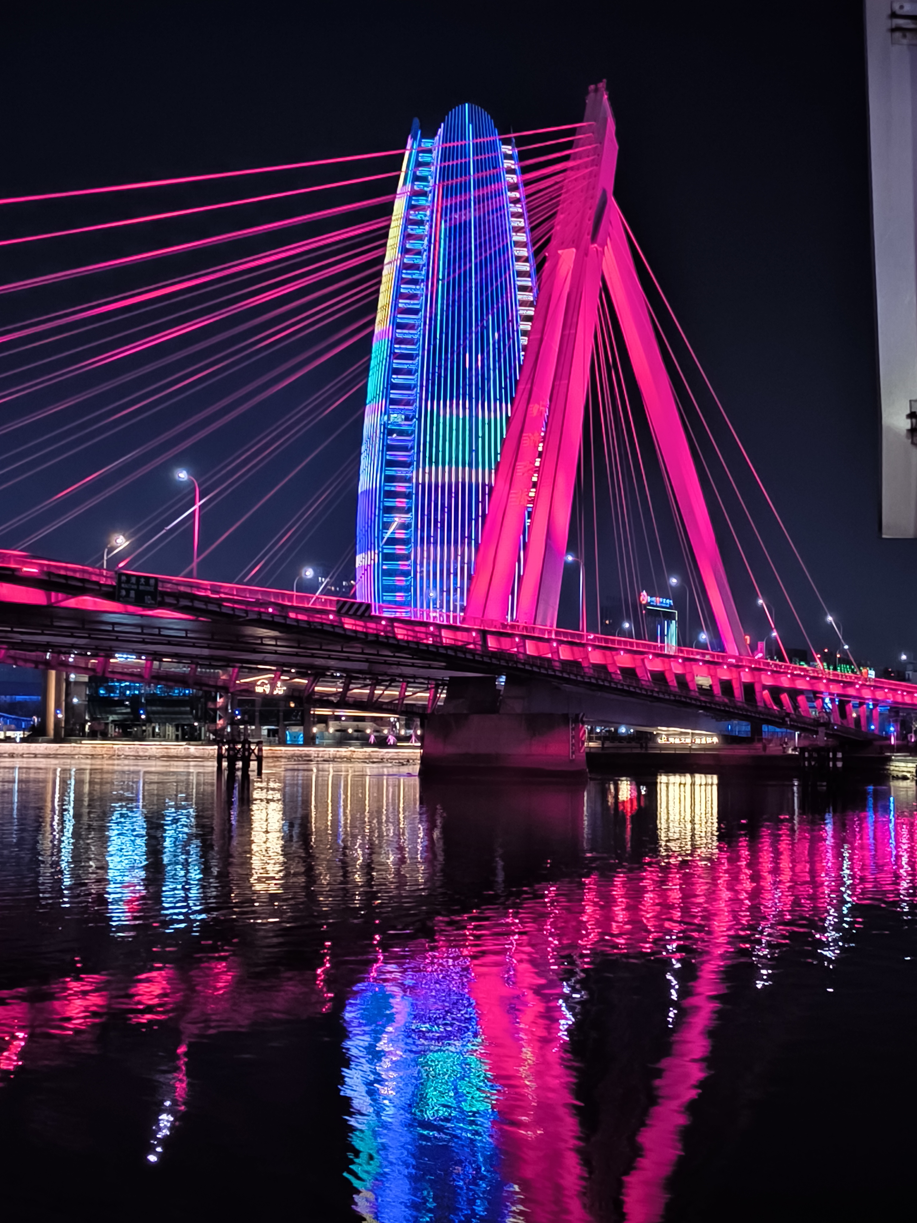 每当你走在桥上,仿佛能感受到城市的呼吸和脉搏