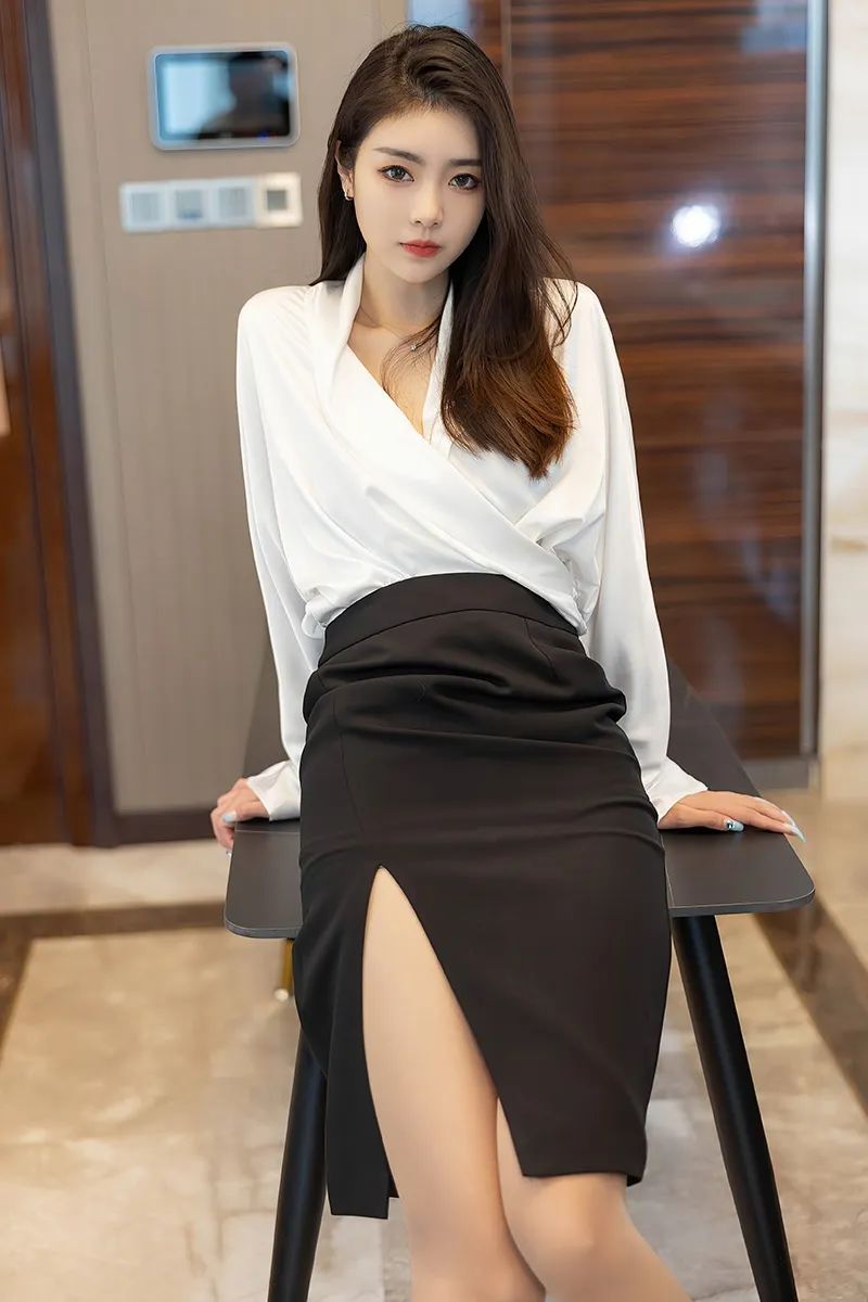 可乐vicky, 今天穿了身黑白配,美不美你说了算!