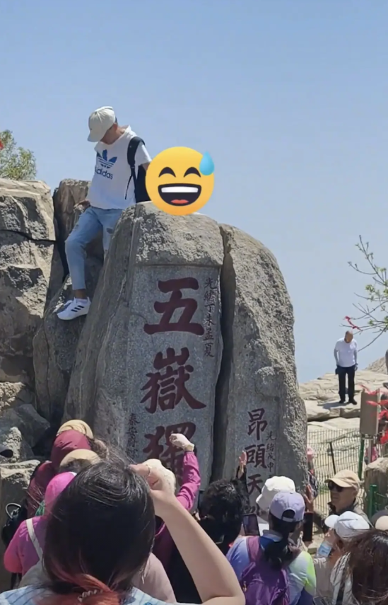 不是因为他长得多俊俏,也不是因为他爬泰山多有毅力