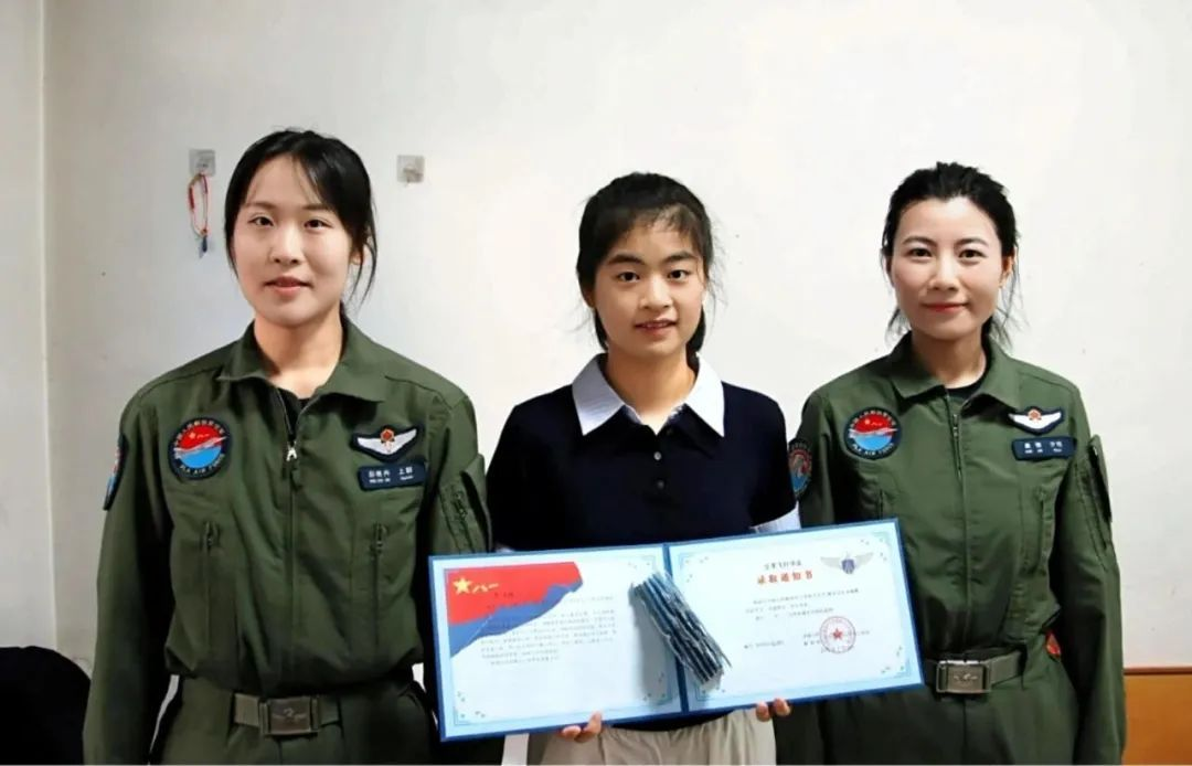 河南信阳,一女生听到有人敲门,说录取通知书到了