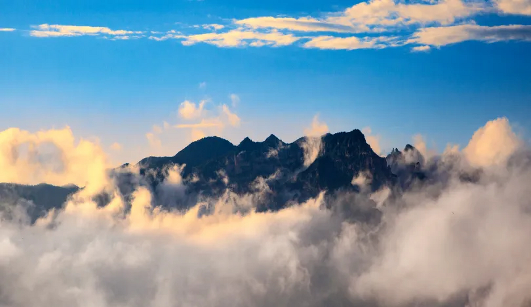 湛蓝的天空,像是用清水洗过的蓝宝石一样.