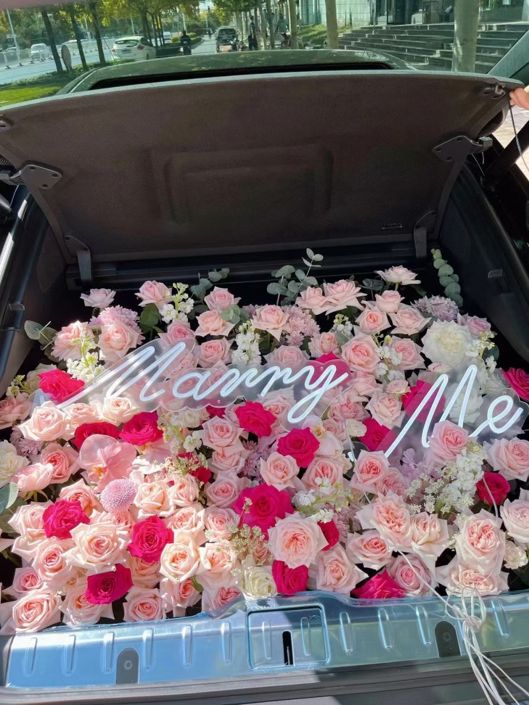 车尾箱鲜花装饰,南宁后备箱鲜花布置,广西南宁后备车箱鲜花惊喜表白