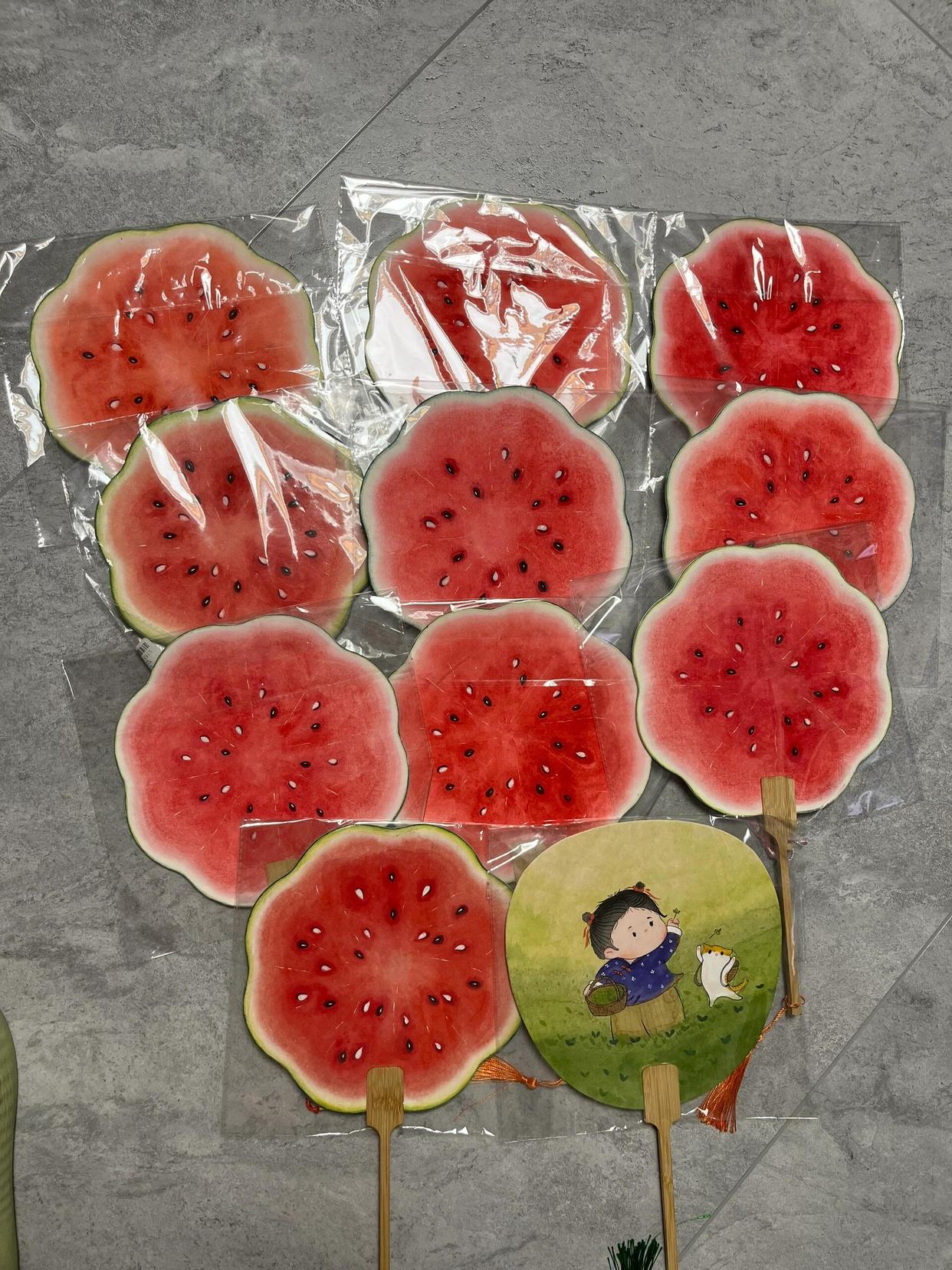 这个西瓜扇子真的看着好好吃呀,真的这么热的天,看着就凉快,这个扇子