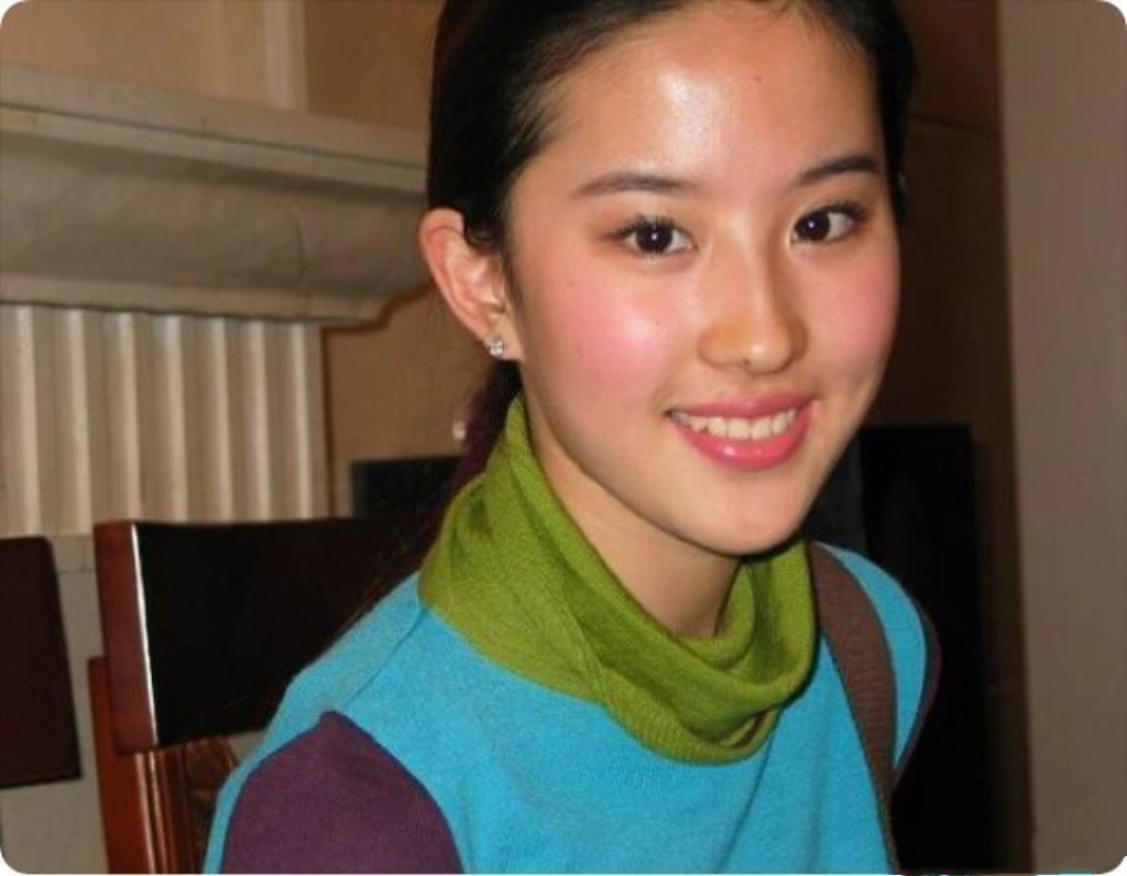 菲菲是宝,丢了难找 [爱你]15岁的刘亦菲,从小就是美人胚子,大概就是拍